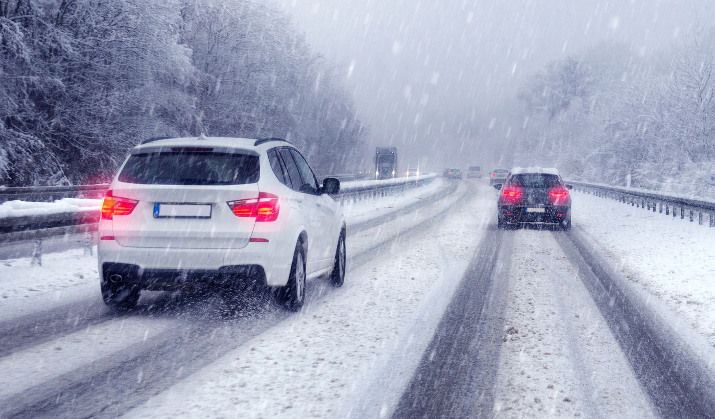 Autos im Schneegestöber auf der Autobahn