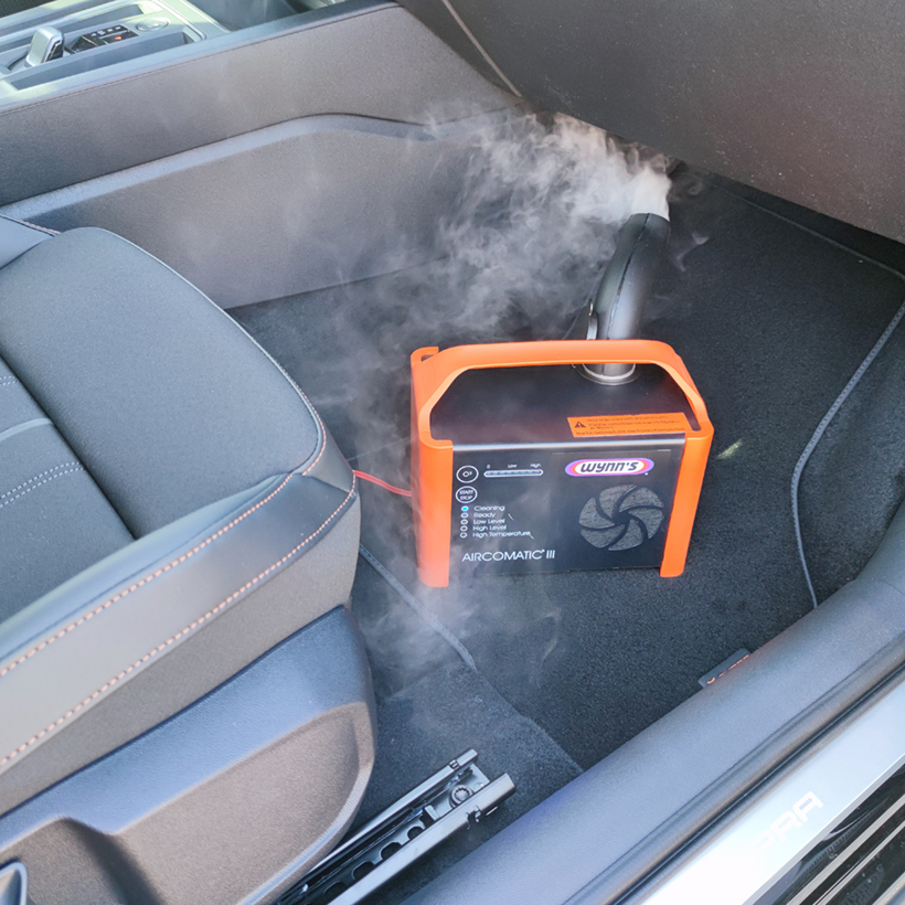 Saubere Luft im Auto Klimaanlage desinfizieren