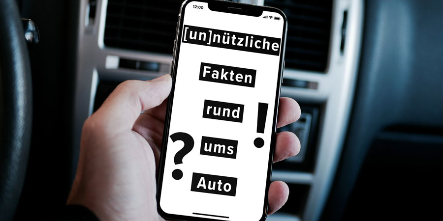 Fakten rund ums Auto Mann hält Handy in einem Auto