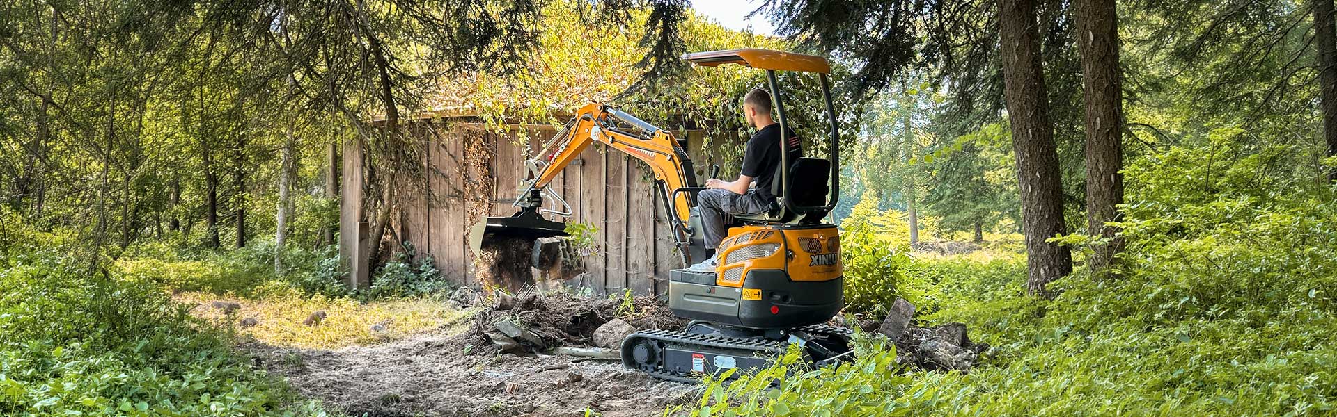 Rhinoceros Minibagger beim Ausheben eines Grabens im Garten