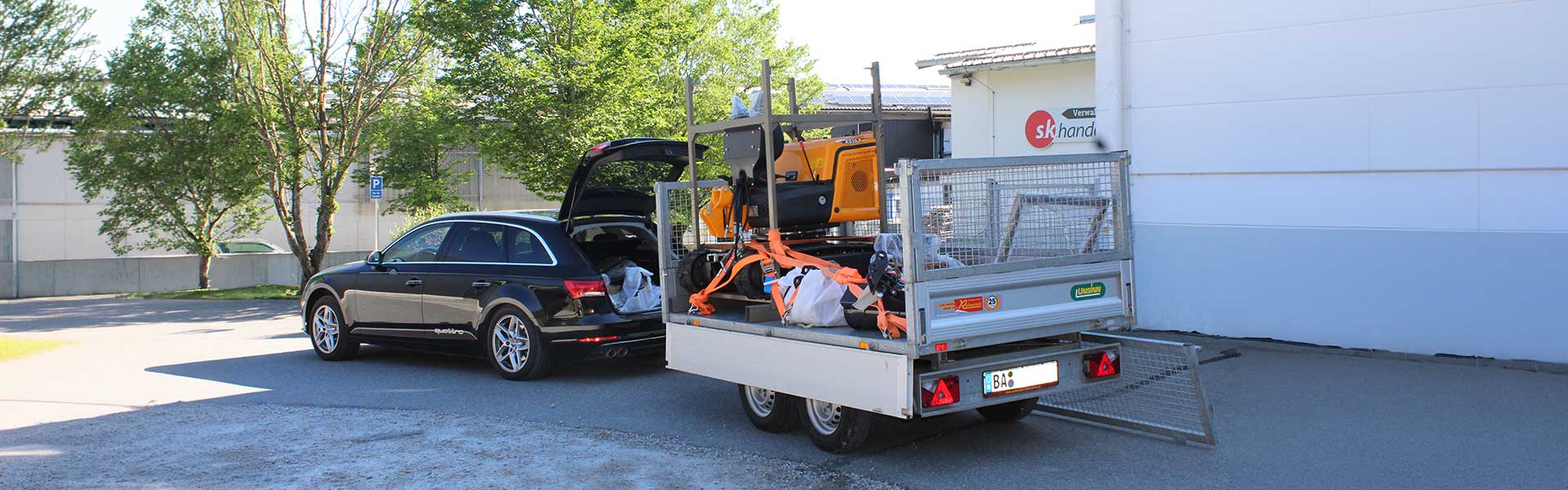 Rhinoceros Minibagger verladen auf einem Pkw-Anhänger