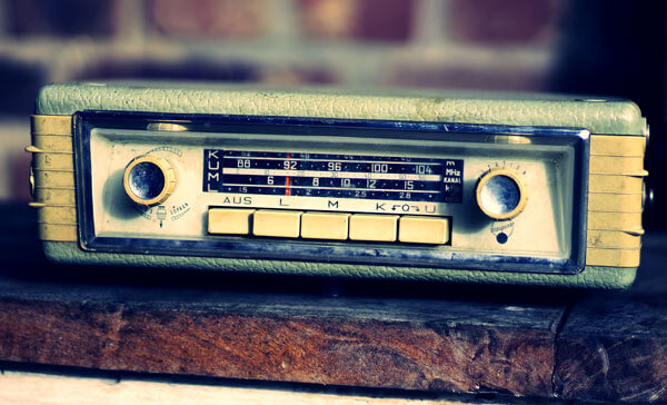 Altes Autoradio mit analoger Frequenzskala.