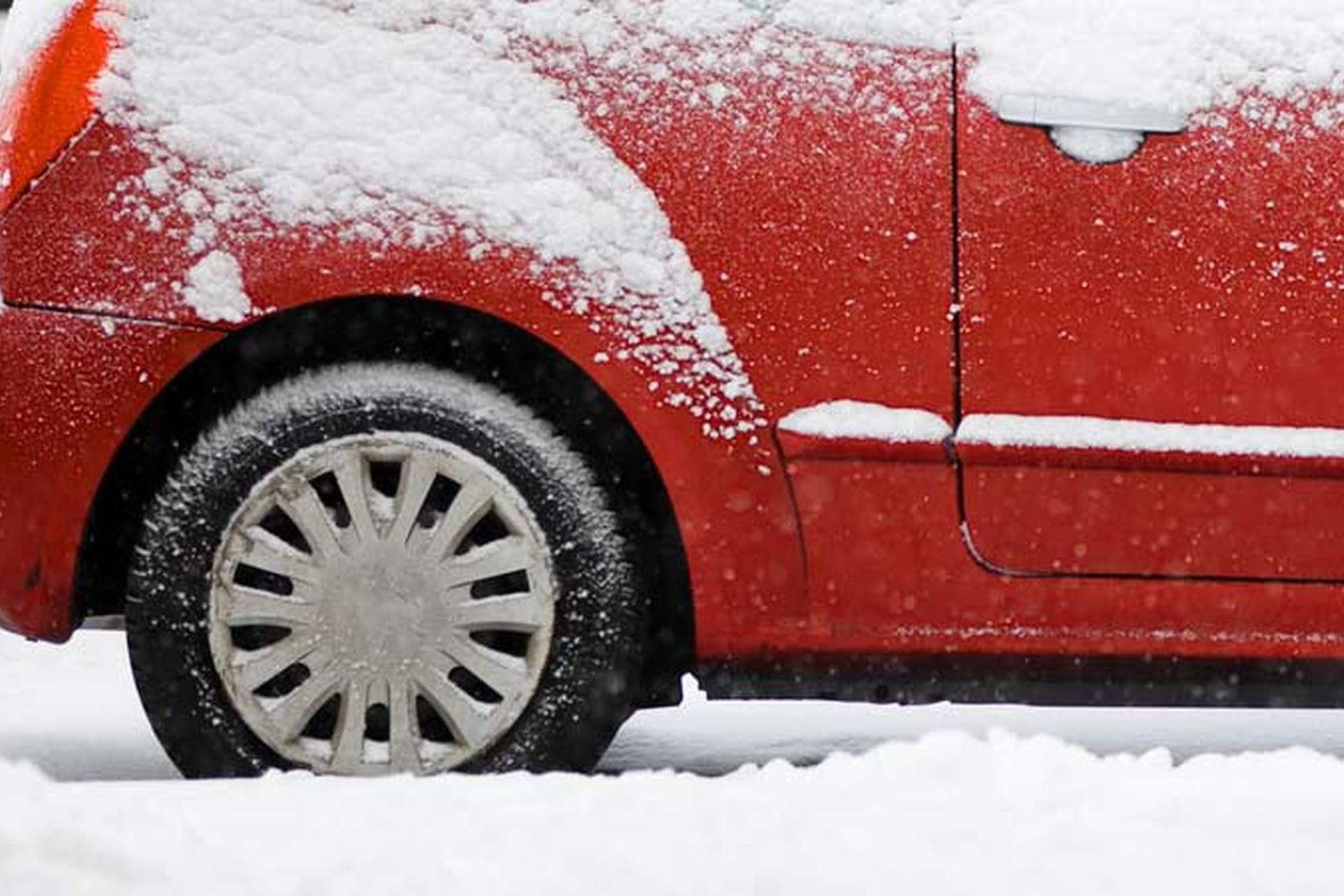 Schneebedecktes Auto