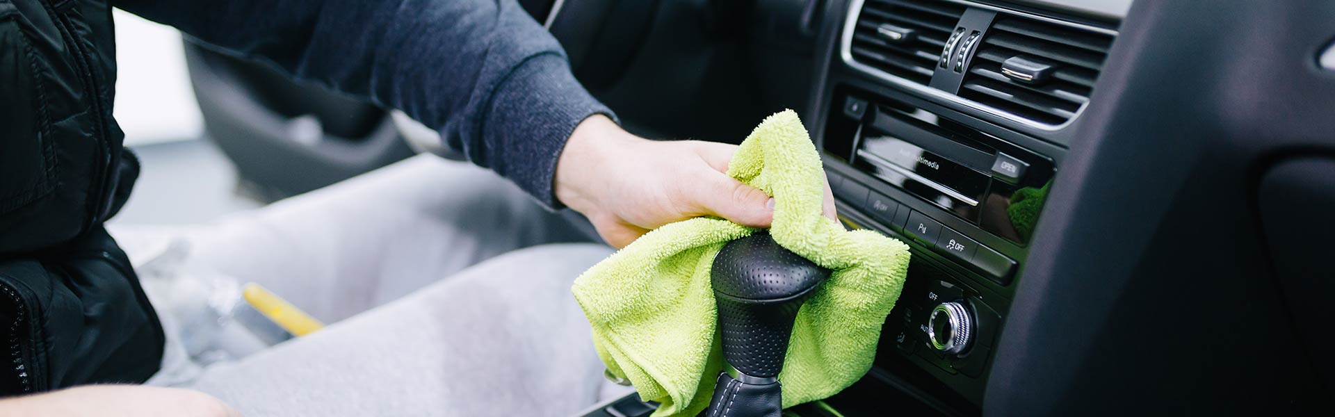 Zum Werterhalt sollte auch Interieur eines Fahrzeugs stets gepflegt werden Auto Innenraum reinigen