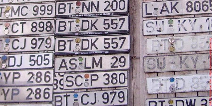 Wand voller Autokennzeichen