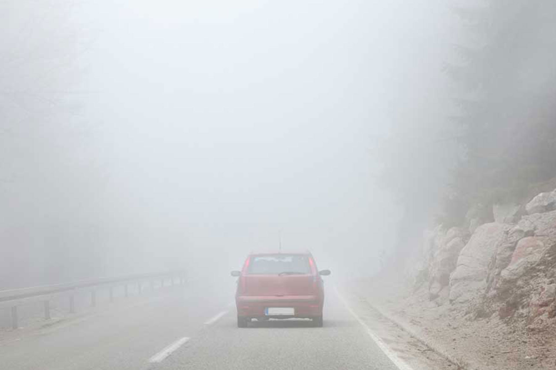 Autofahrt im Nebel