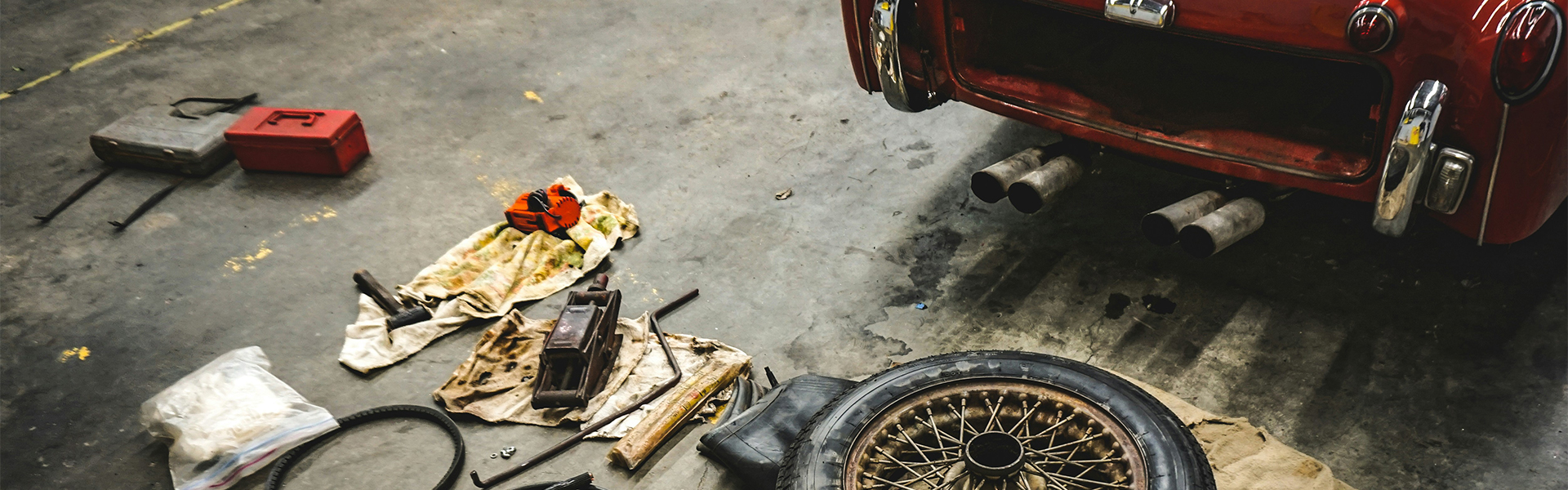 Garage mit KFZ Teile und Autoheck