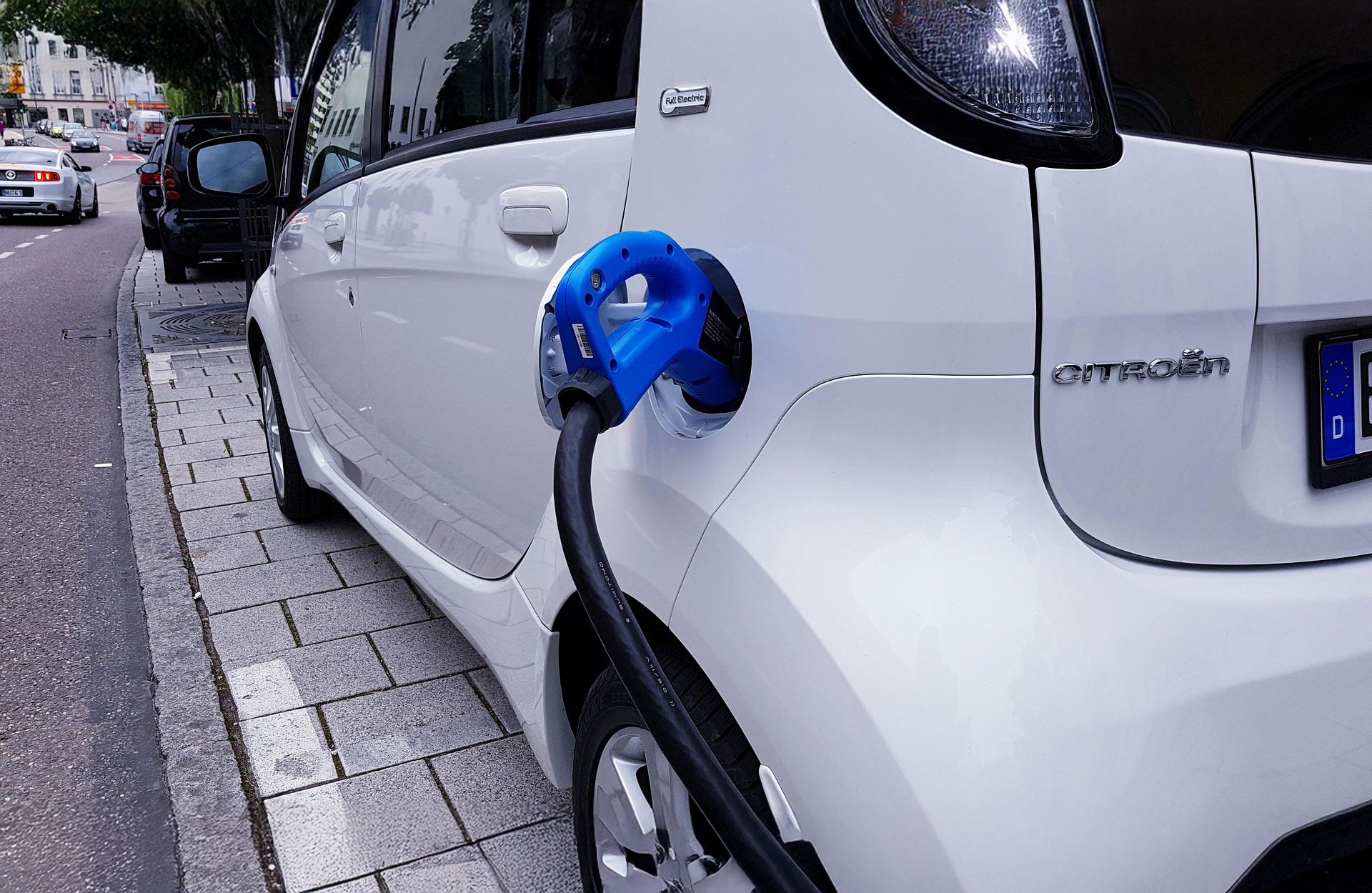 Elektroauto laden mit praktischen Kabeln für jede Situation