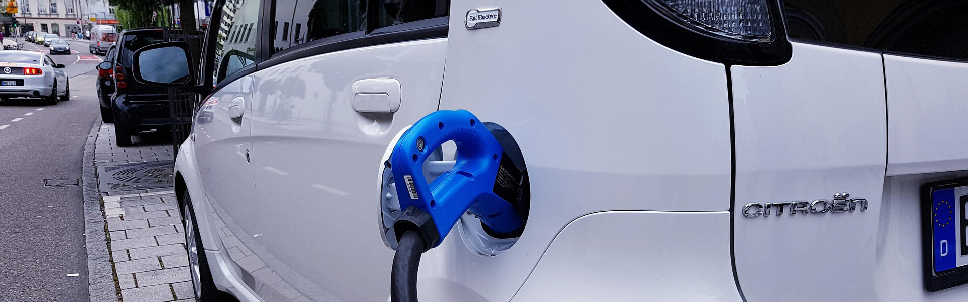 Elektroauto laden mit praktischen Kabeln für jede Situation