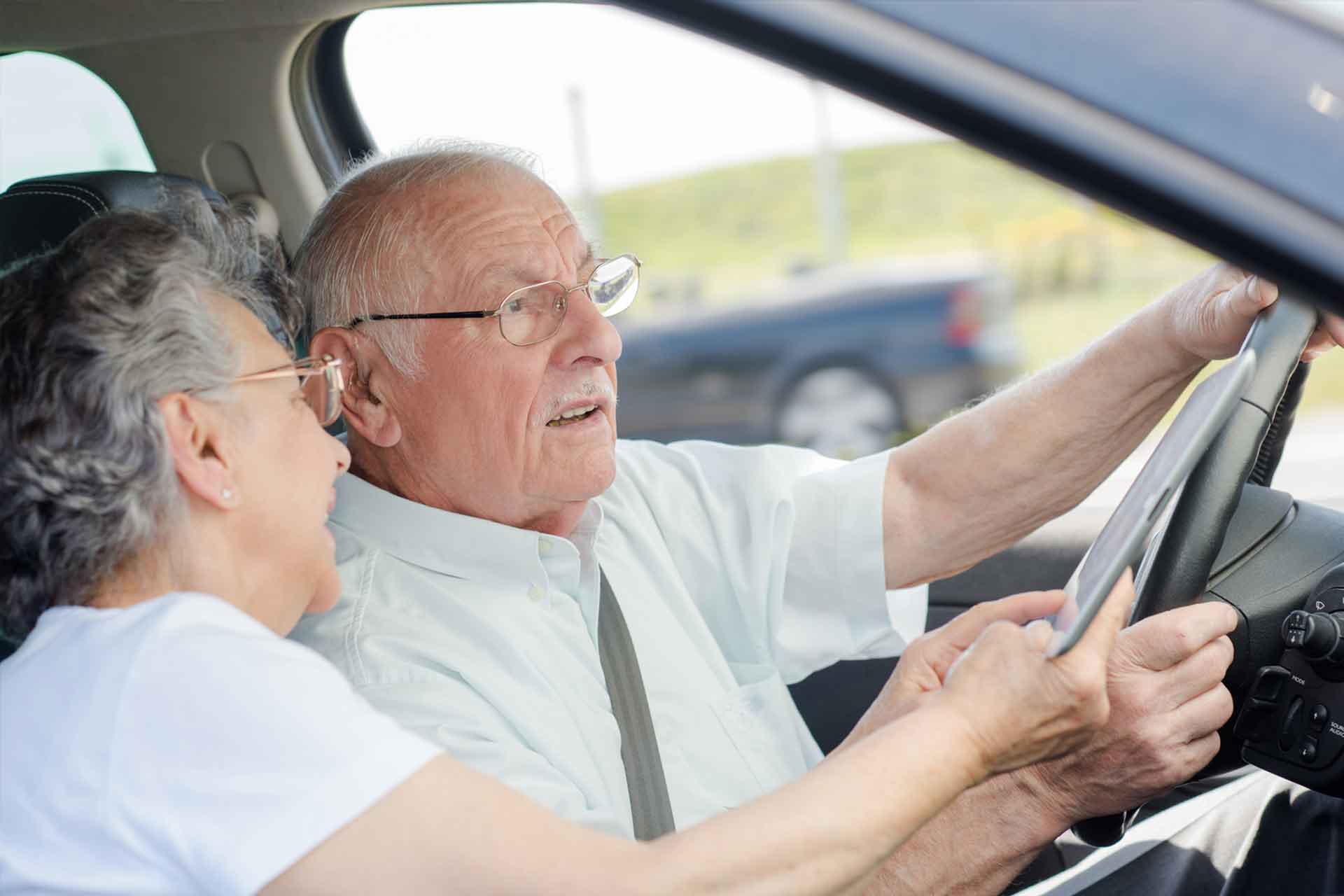 Rentner im Auto