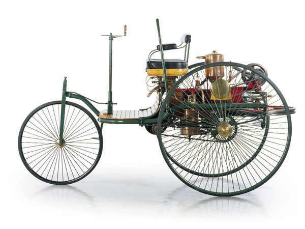 Der Patentmotorwagen von Carl Benz auf einen weißen Hintergrund