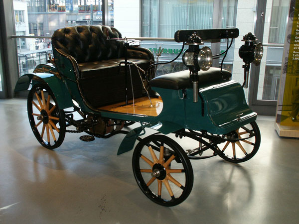 1897 Patentmotorwagen System Lutzmann in einem Museum als Ausstellungsstück