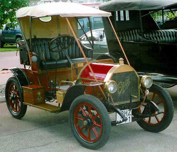 Opel Doktorwagen in Rot mit Gold und Stoffdach