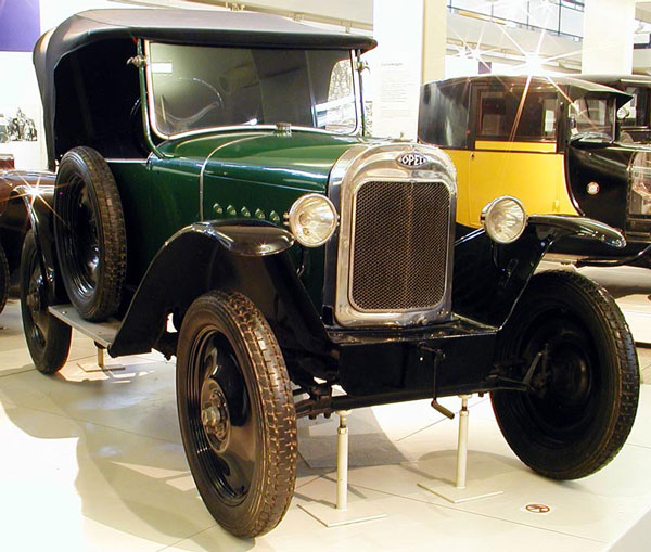 Opel 4 PS "Laubfrosch" von 1914 in der passenden grünen Farbe