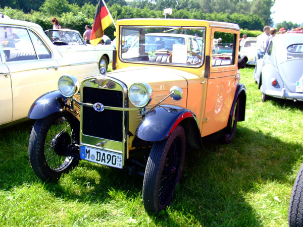 Ein gelber BMW Dixi DA2 auf einem Oldtimertreffen