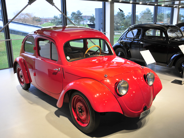 Ein Exemplar des KDF-Wagens in Rot in der Autostadt Wolfsburg