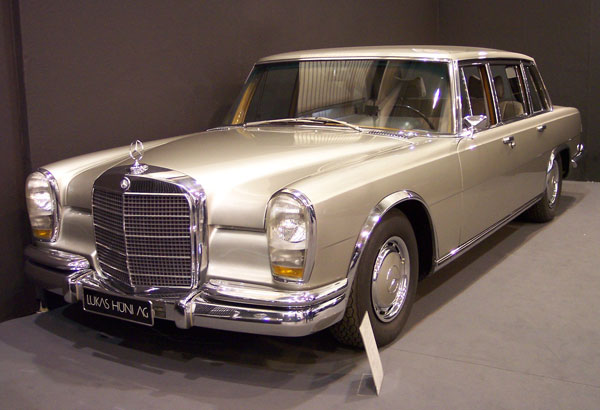 Ein Mercedes Benz W100 600 als Ausstellungsfahrzeug in einem Mueum