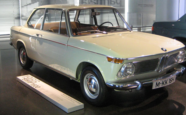 Ein BMW 1600-2 im BMW Museum in München