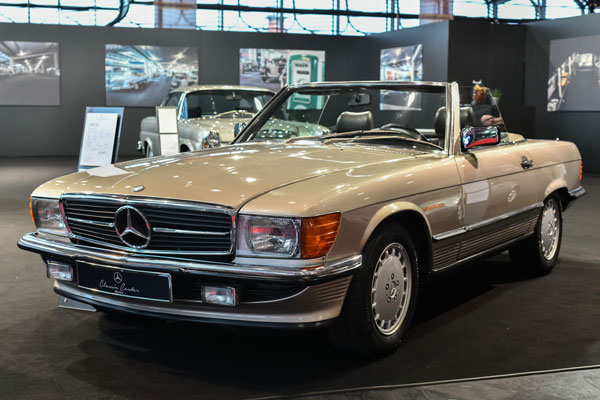 Ein Mercedes 300SL Baureihe R107 auf der Retro Classics Bavaria in Nürnberg