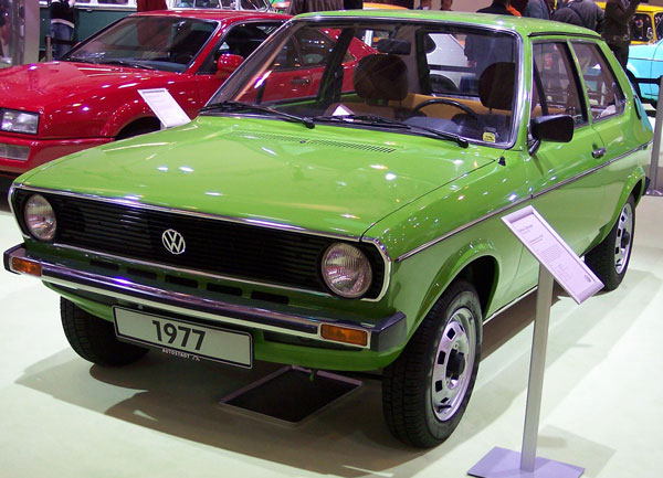 Der Volkswagen Polo LS 1 in Grün bei einer Autoausstellung