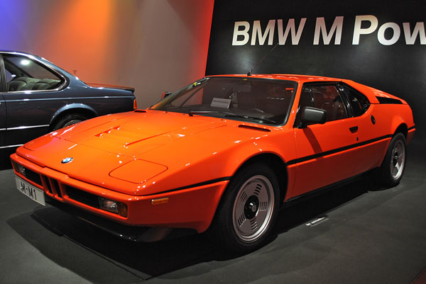 Ein knallig oranger M1 im BMW Museum in München