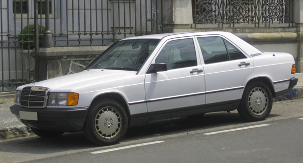 Ein weißer Mercedes Benz 190E in einem guten Zustand am Straßenrand