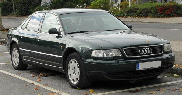 Ein dunkelgrüner Audi A8 4.2 Liter quattro (Facelift)