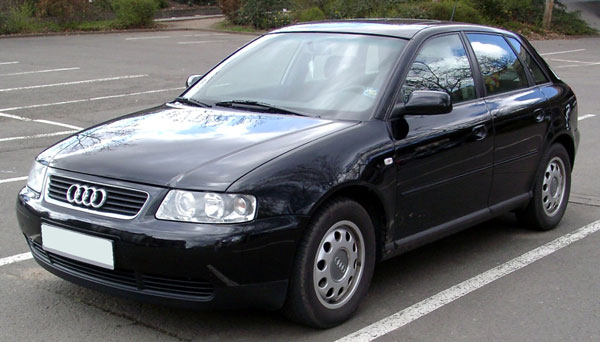 Ein schwarzer Audi A3 8L