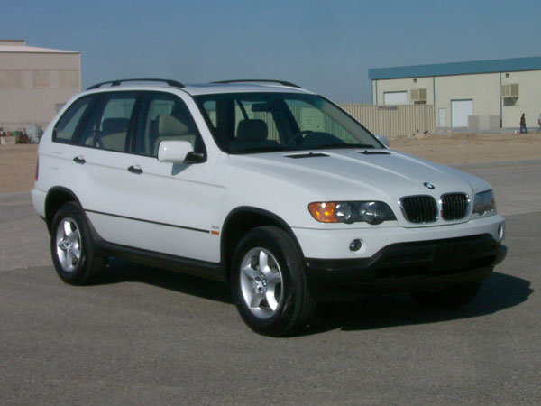 BMW X5 3.0i mit  170 kW (231 PS) in der Farbe Weiß