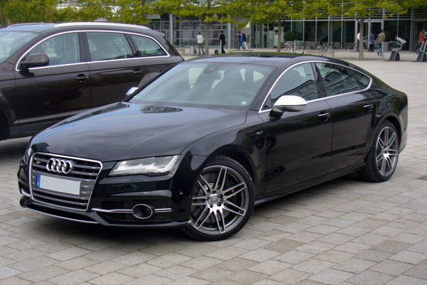 Audi S7 Sportback in Schwarz mit silbernen Spiegelkappen und 20 Zoll Felgen