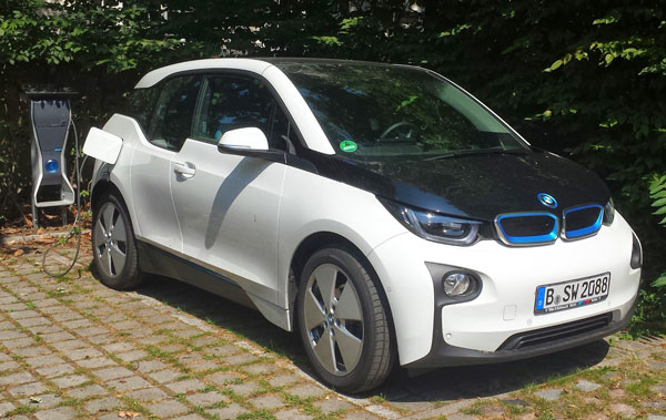 Ein BMW i3 an einer BMW i Ladestation in Berlin