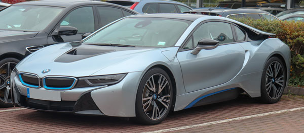 Ein BMW i8 von 2016 in der Farbe Ionic Silver