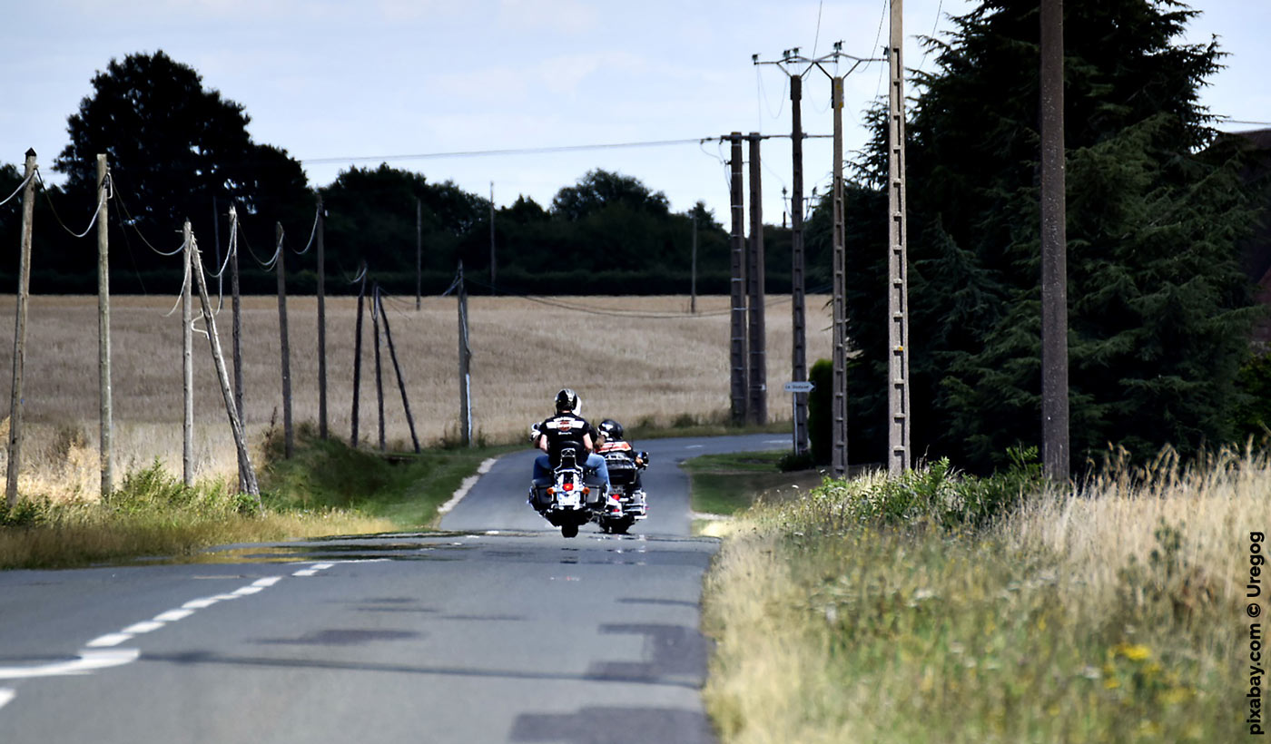 Motorradfahrer auf der Straße