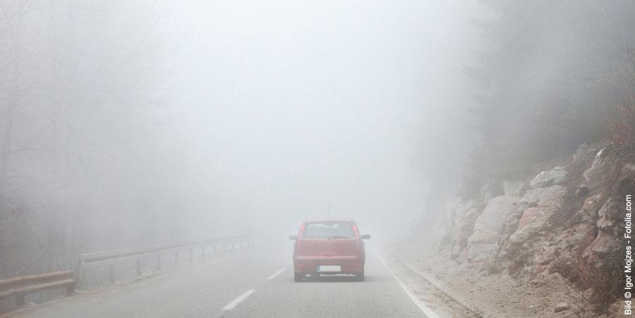 Autofahrt im Nebel
