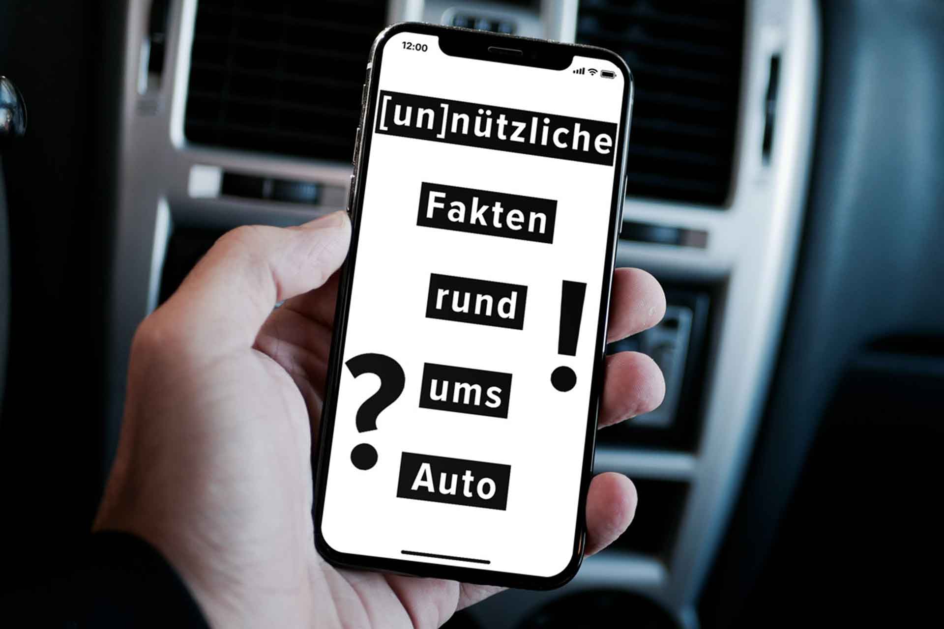 Mann hält Handy in einem Auto