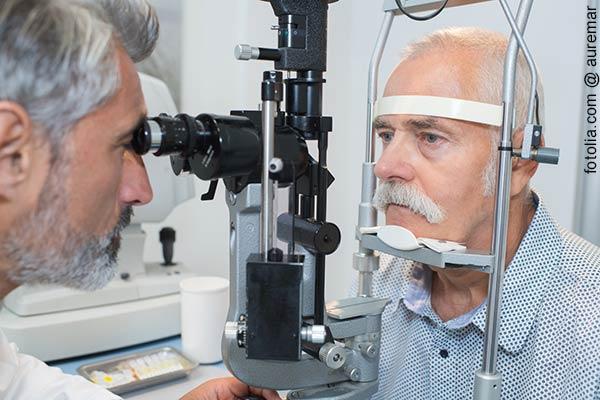 Älterer Herr beim Augenarzt