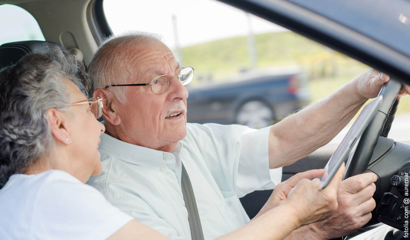 Ältere Personen im Auto