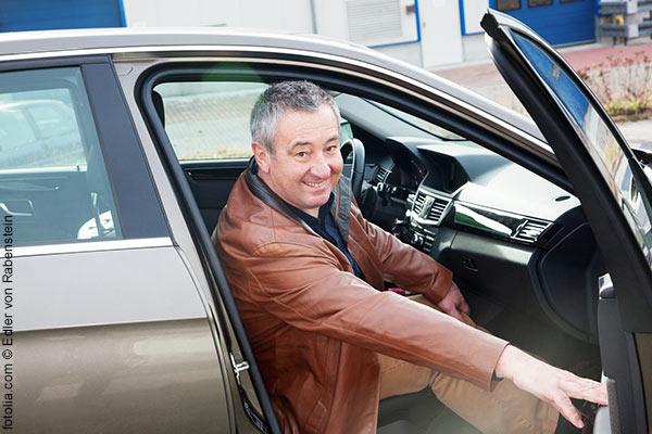 Rentner im Auto