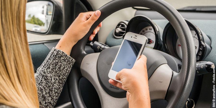 Blitzer-App per Handy am Steuer