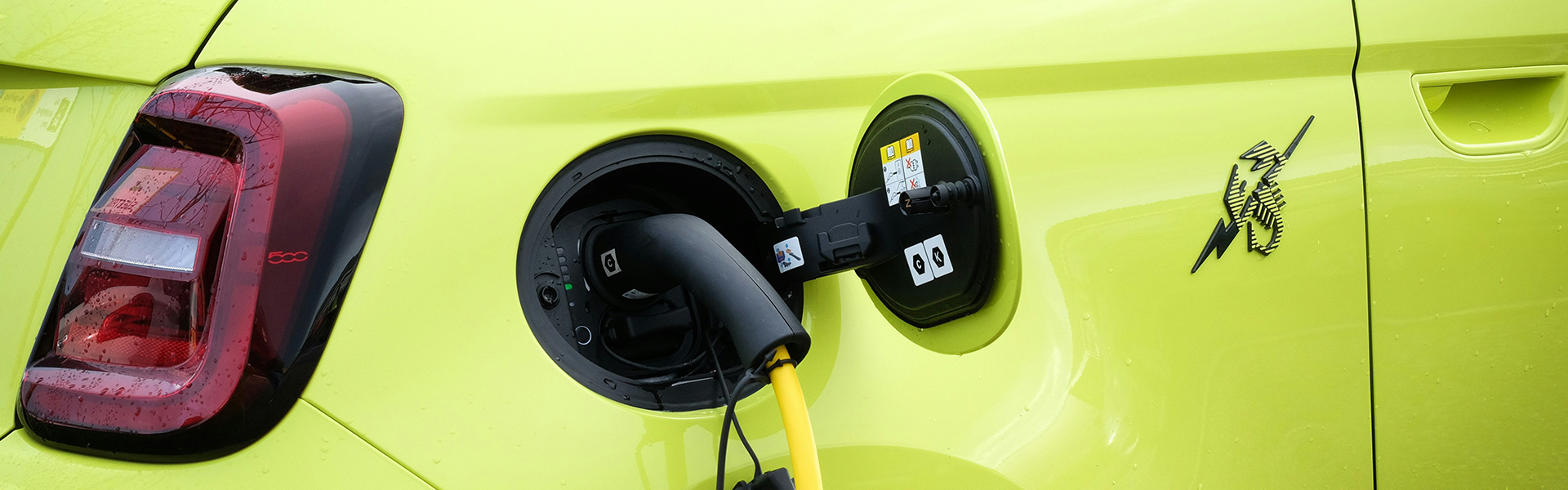 Ein angestecktes E-Auto