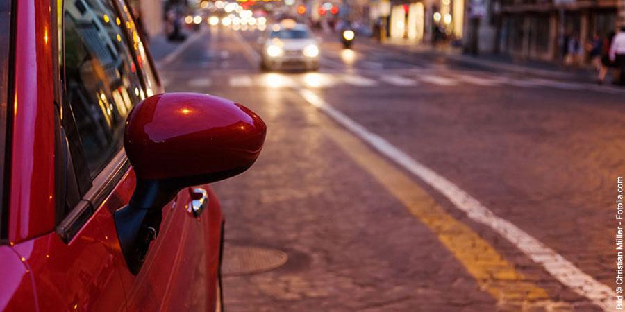 Stadtfahrt mit Auto Nacht