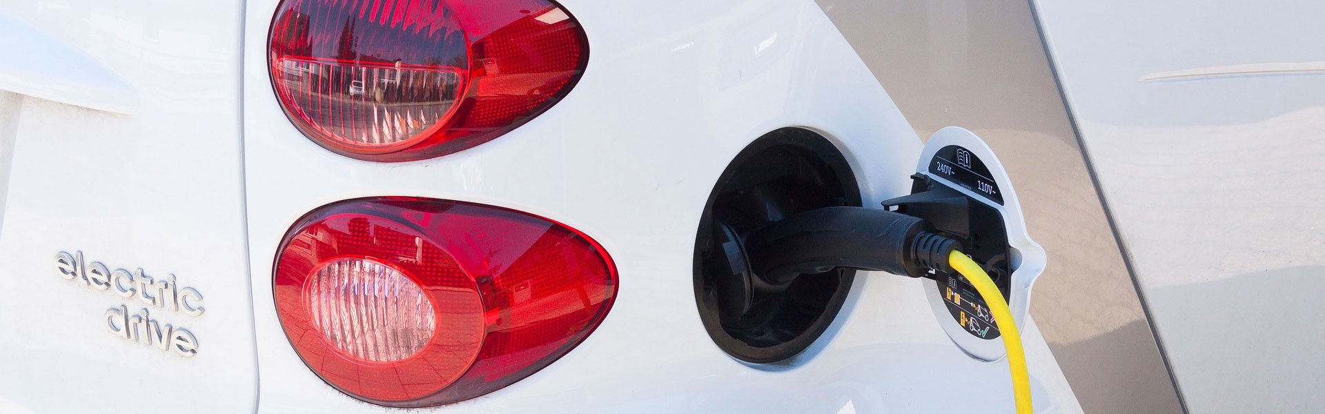 E-Auto wird an Wallbox geladen E-Auto wird an Wallbox geladen