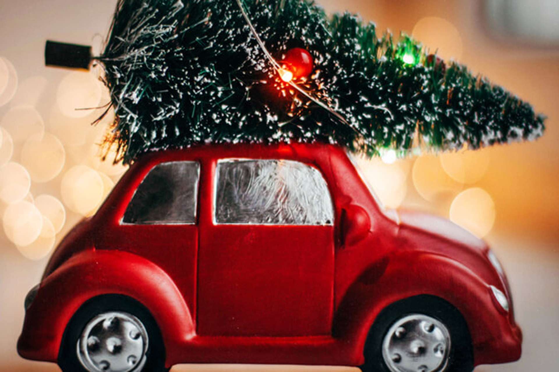  Auto mit Weihnachtsbaum auf dem Dach