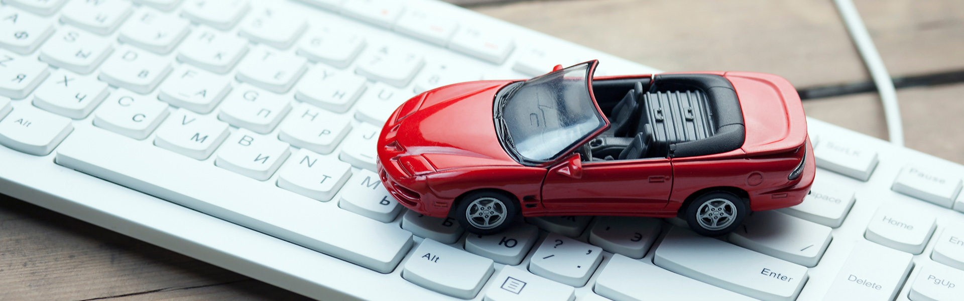 Spielzeugauto auf einer Tastatur
