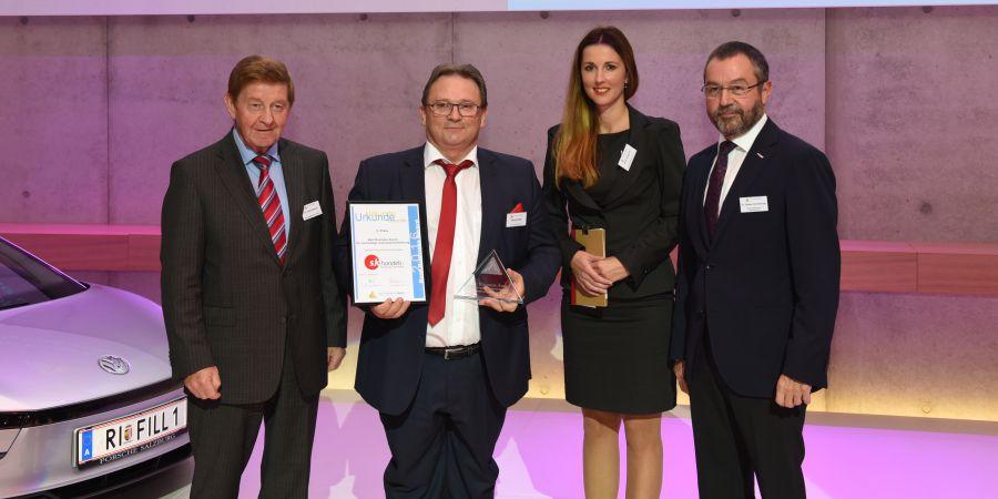 Übergabe Pokal und Urkunde 