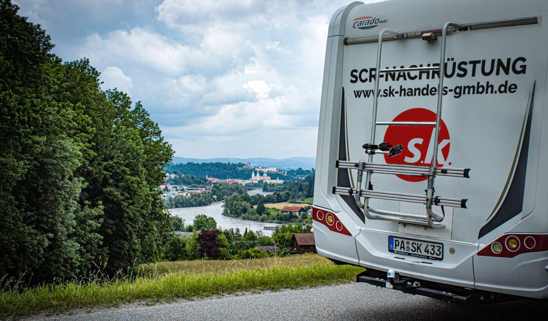 Stadtpanorama mit Wohnmobil 