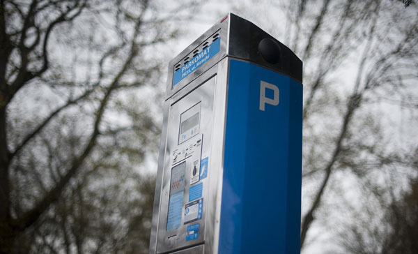 Parkticketautomat von unterhalb fotografiert