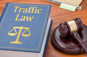 Verkehrsrechtsbuch "Traffic Law" mit Richterhammer