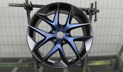 Lackierte Felge in Schwarz und Blau
