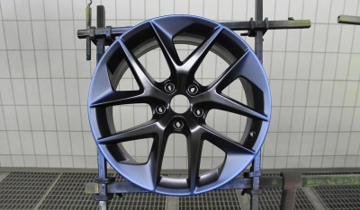 Lackierte Felge in Schwarz und Blau